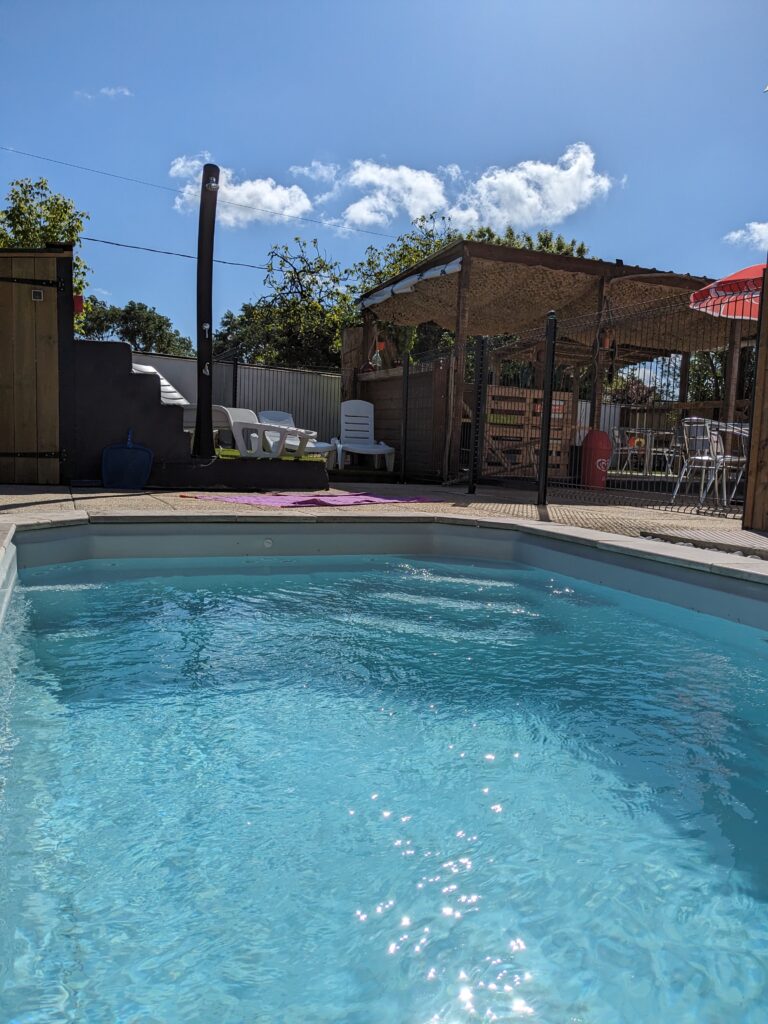 Petite piscine balnéo au Camping Les Payolles