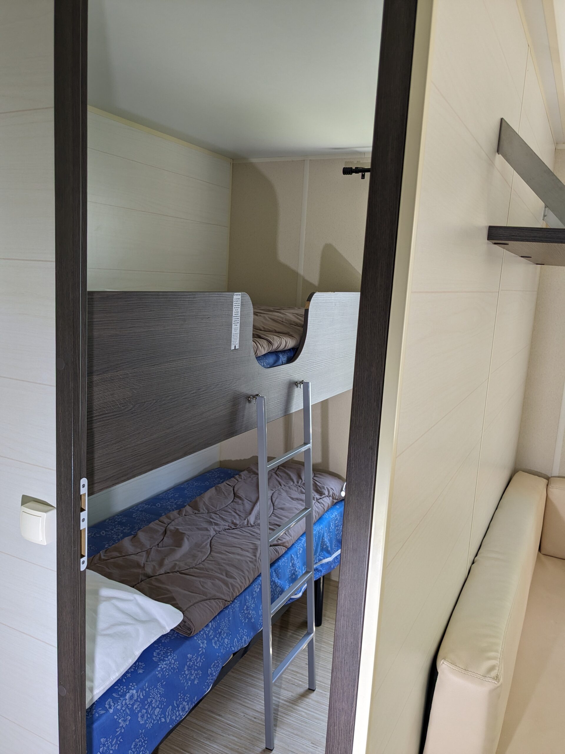 Chambre avec lits superposés : pratique et conviviale