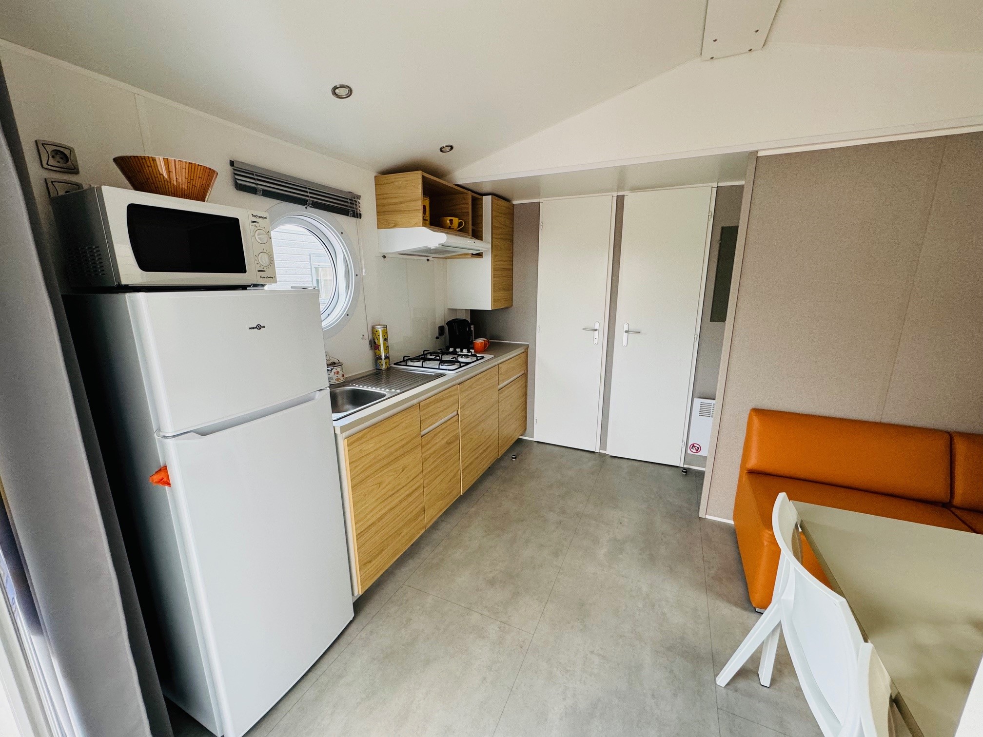 Salon, Cuisine - Mobile home 2 chambres dans l’Île d’Oléron
